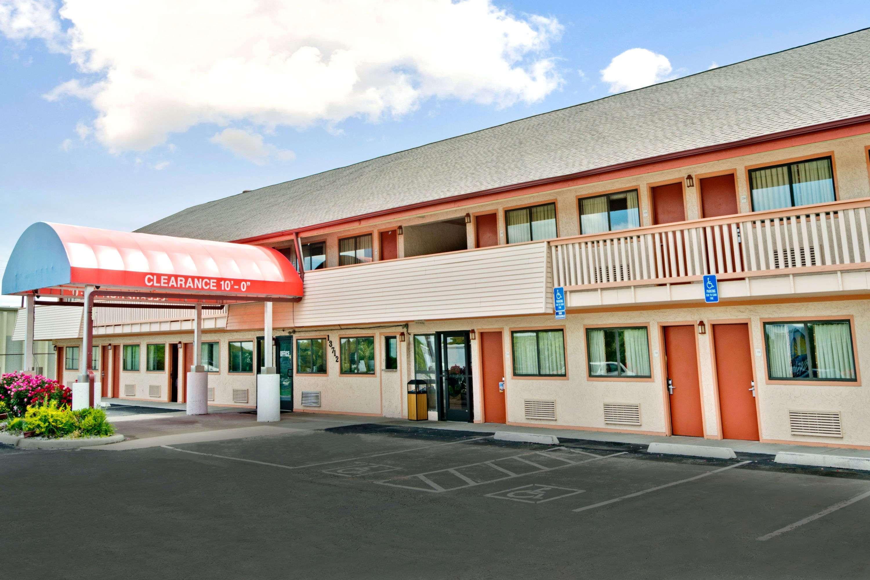 Days Inn By Wyndham Independence Exterior photo