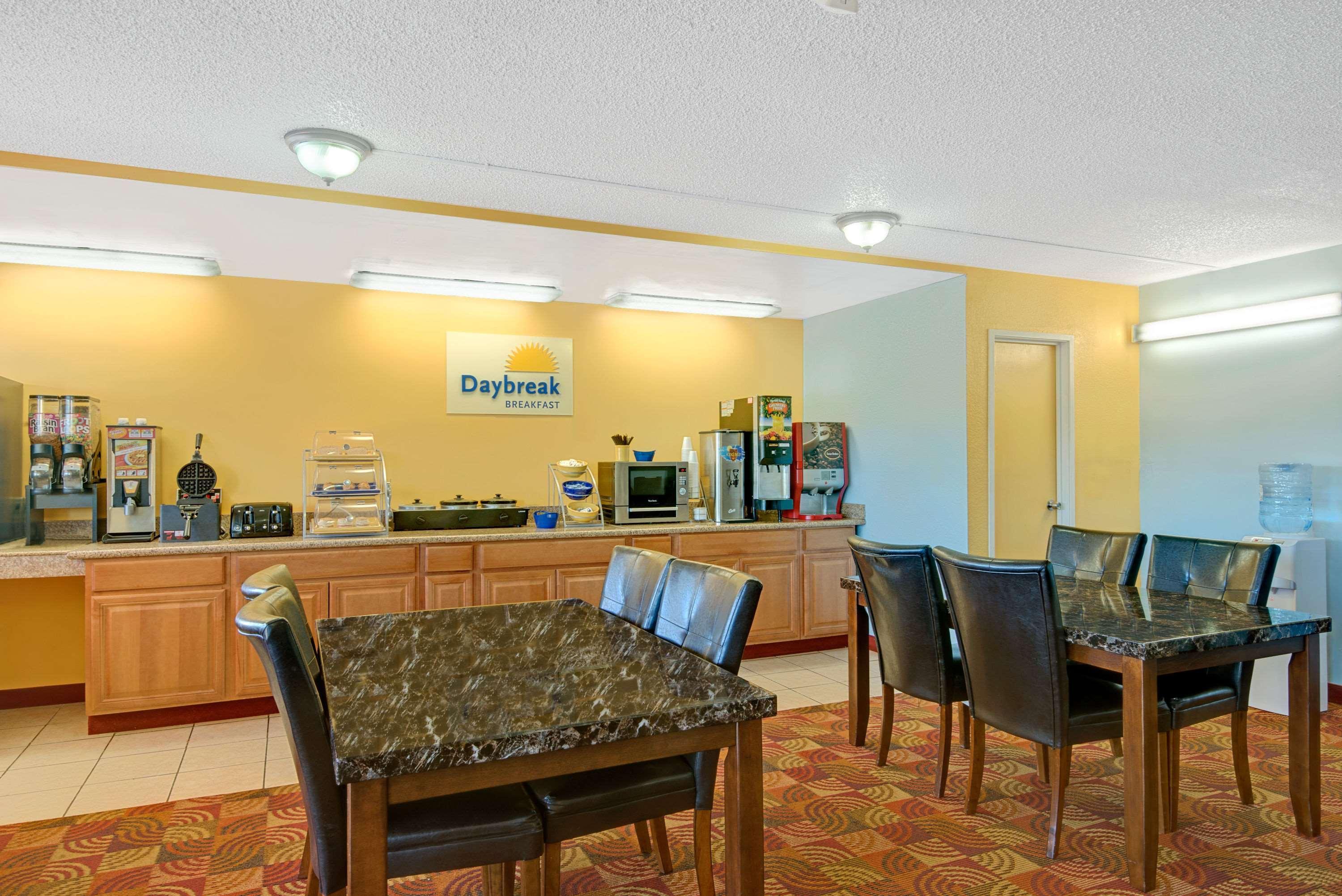 Days Inn By Wyndham Independence Exterior photo
