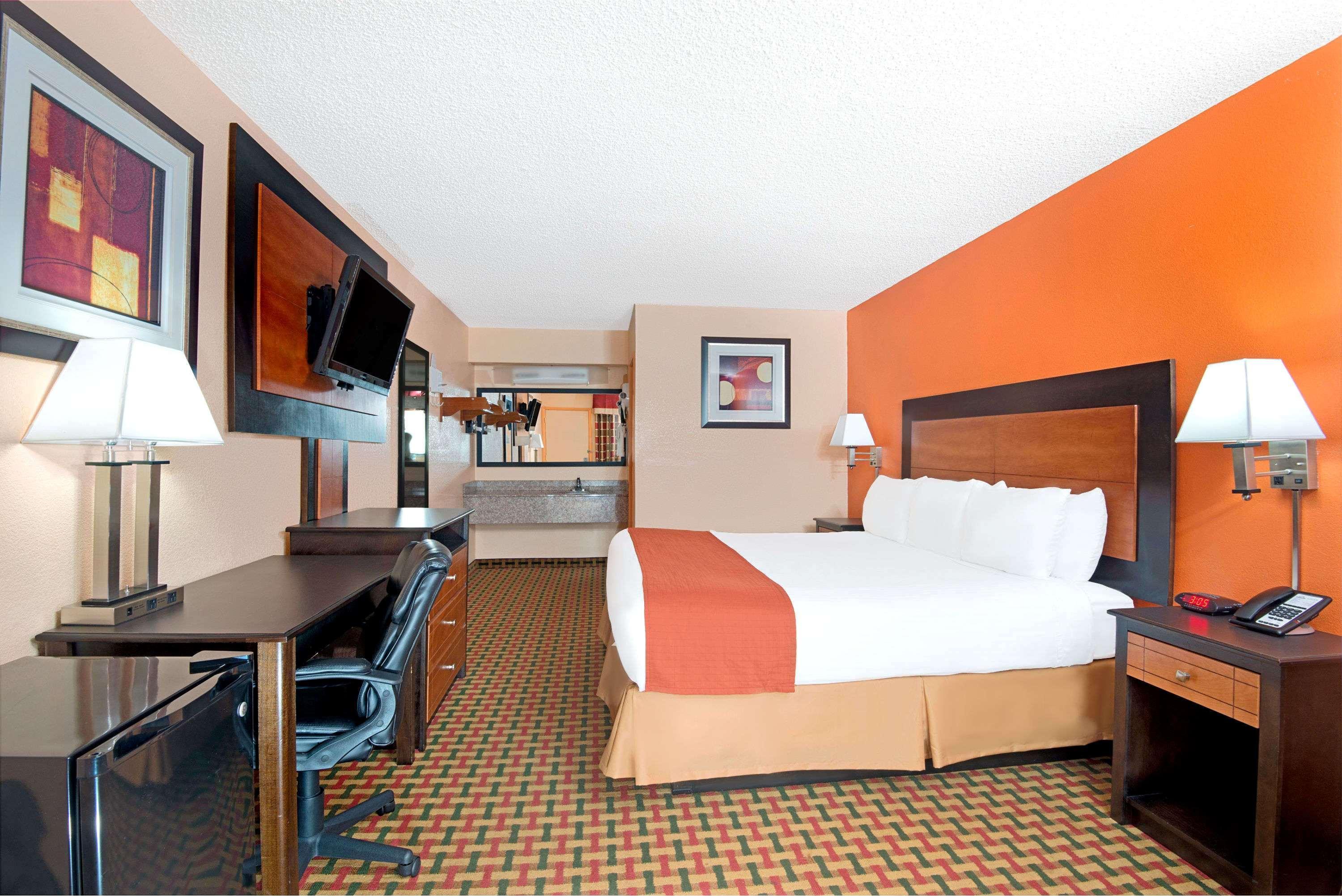Days Inn By Wyndham Independence Exterior photo