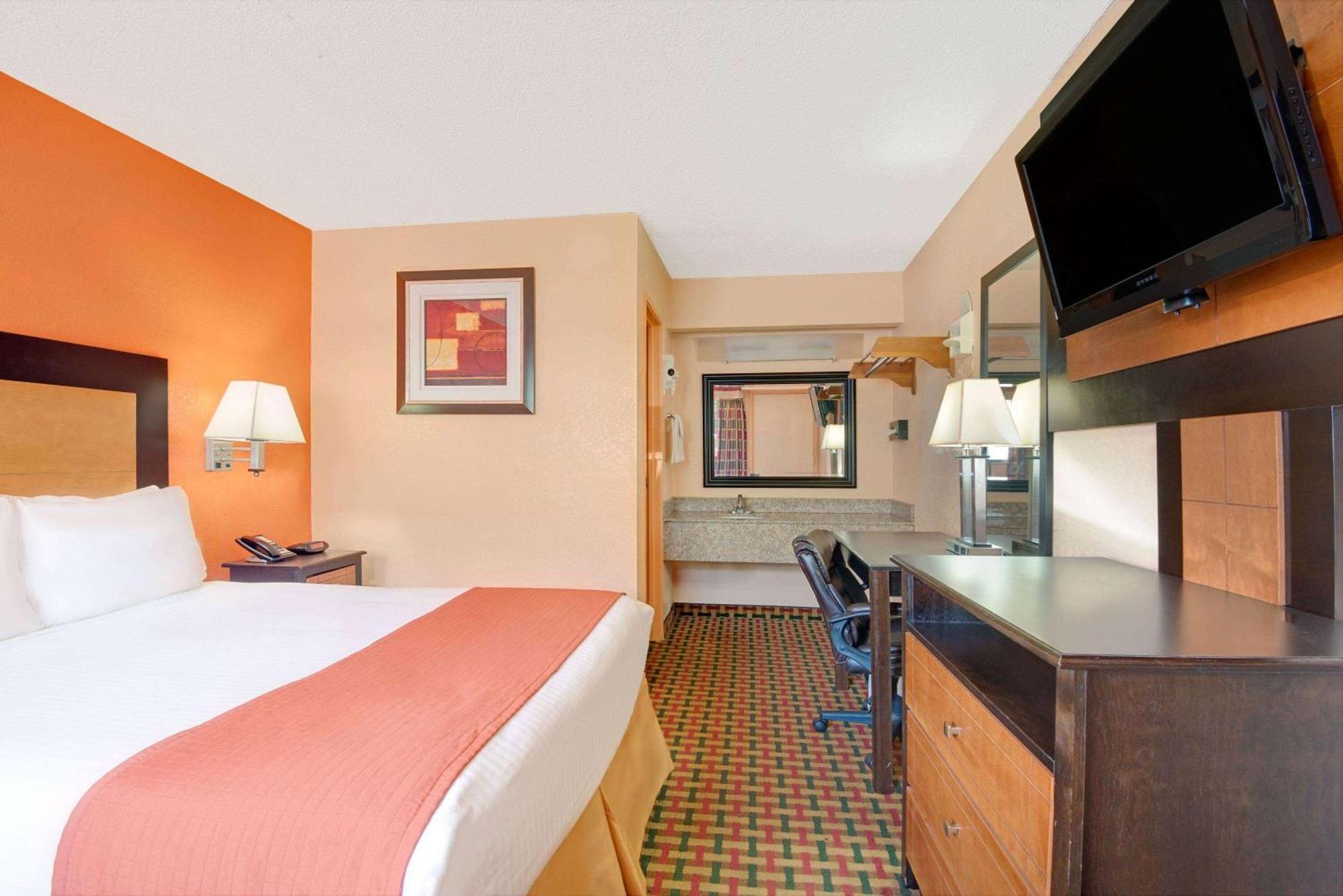Days Inn By Wyndham Independence Exterior photo